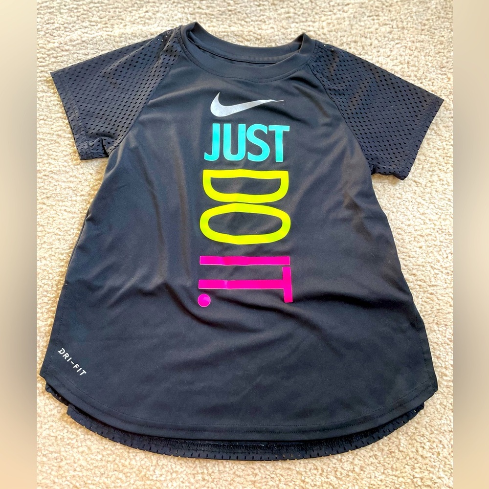 Nike little girls sports shirt. Cool material, perfect for summer. Size: 6-7 yrs